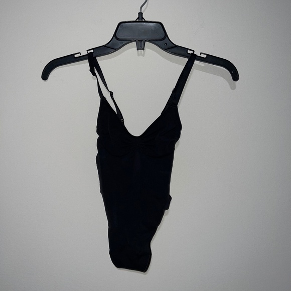 NWOT SKIMS SHAPEWEAR SEAMLESS SCULPT THONG BODYSUIT ONYx BLACK XS - Picture 1 of 3